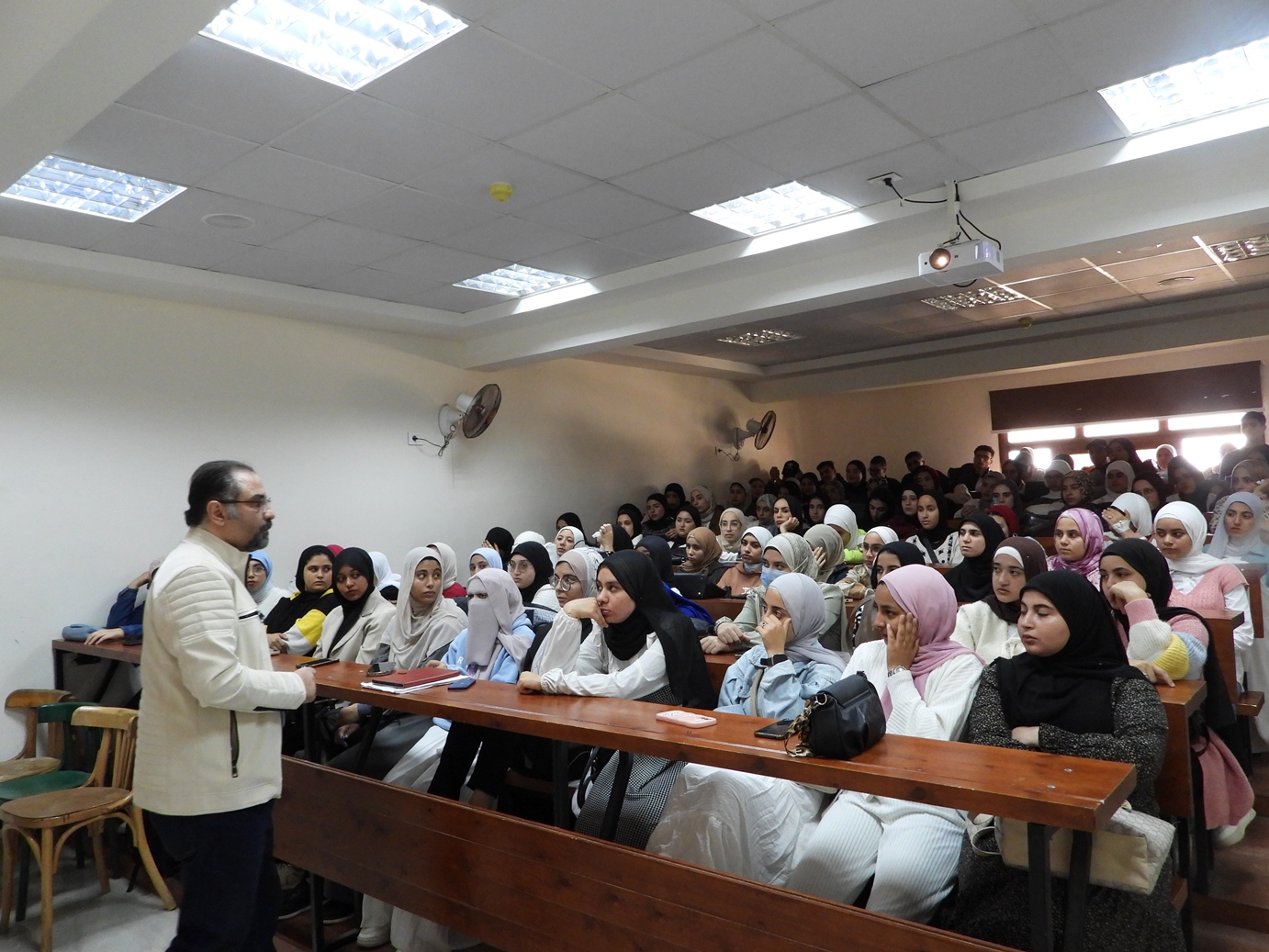 كلية الزراعة تنظم ندوات توعوية حول إدارة الأزمات والمخاطر والسلامة المهنية لطلاب برنامج نظم التغذية