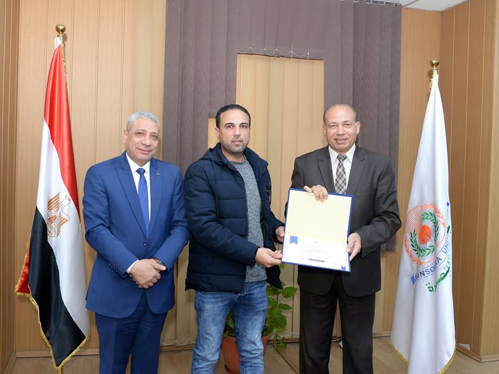 رئيس جامعة المنصورة يكرّم فريق منظومة الشكاوى لجهودهم المتميزة وتحقيق مؤشرات متقدمة خلال عام 2025