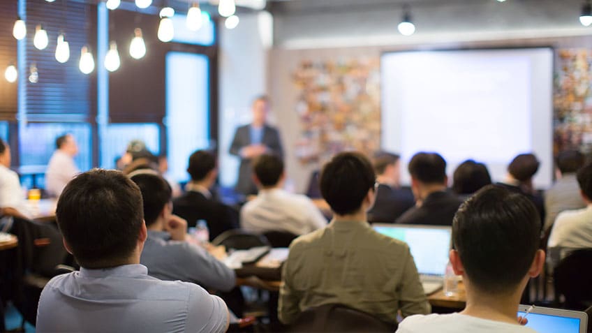 البرامج والدورات التدريبية