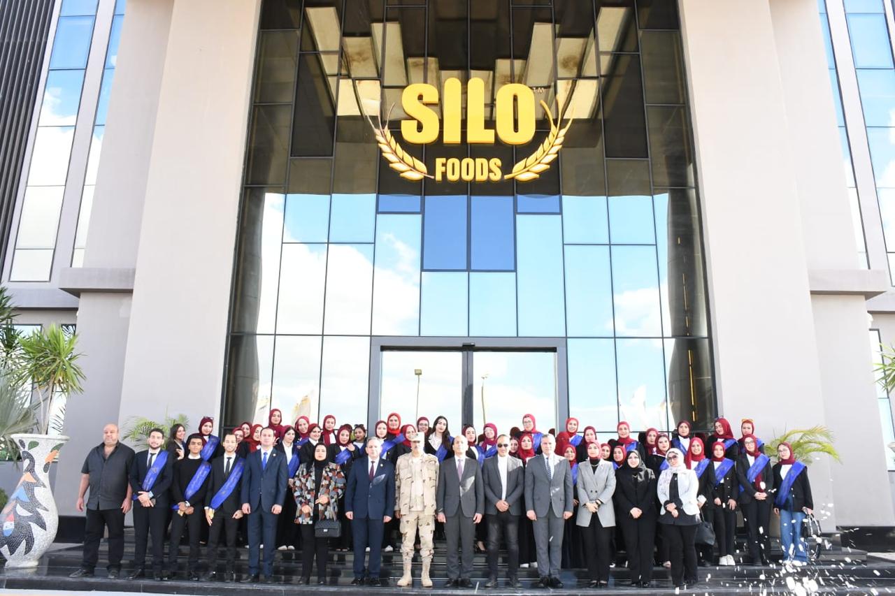 جامعة المنصورة تنظم زيارة ميدانية لطلابها إلى مصنع سايلو فودز بمشاركة طلاب من كلية الزراعة